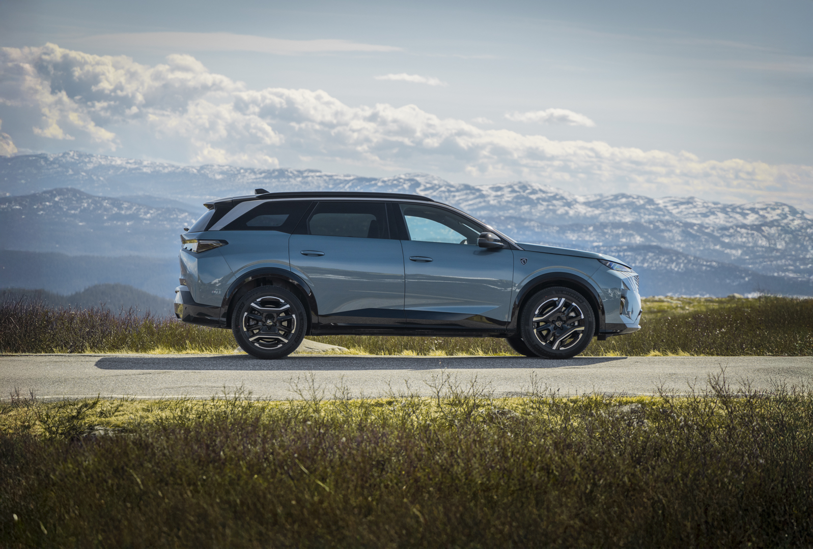 Peugeot E-5008 Long Range SUV sett fra siden