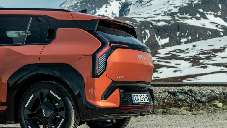 Kia EV3 i organge metallic lakk