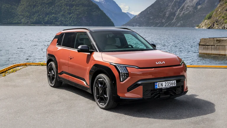 Kia EV3 Long Range i organge metallic lakk