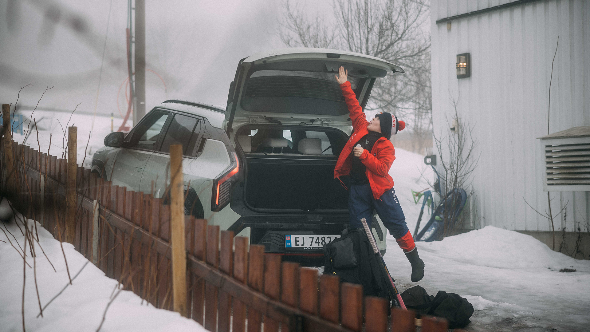 Småbarnsmor Anna med en Kia Ev3 i grønn metallic lakk