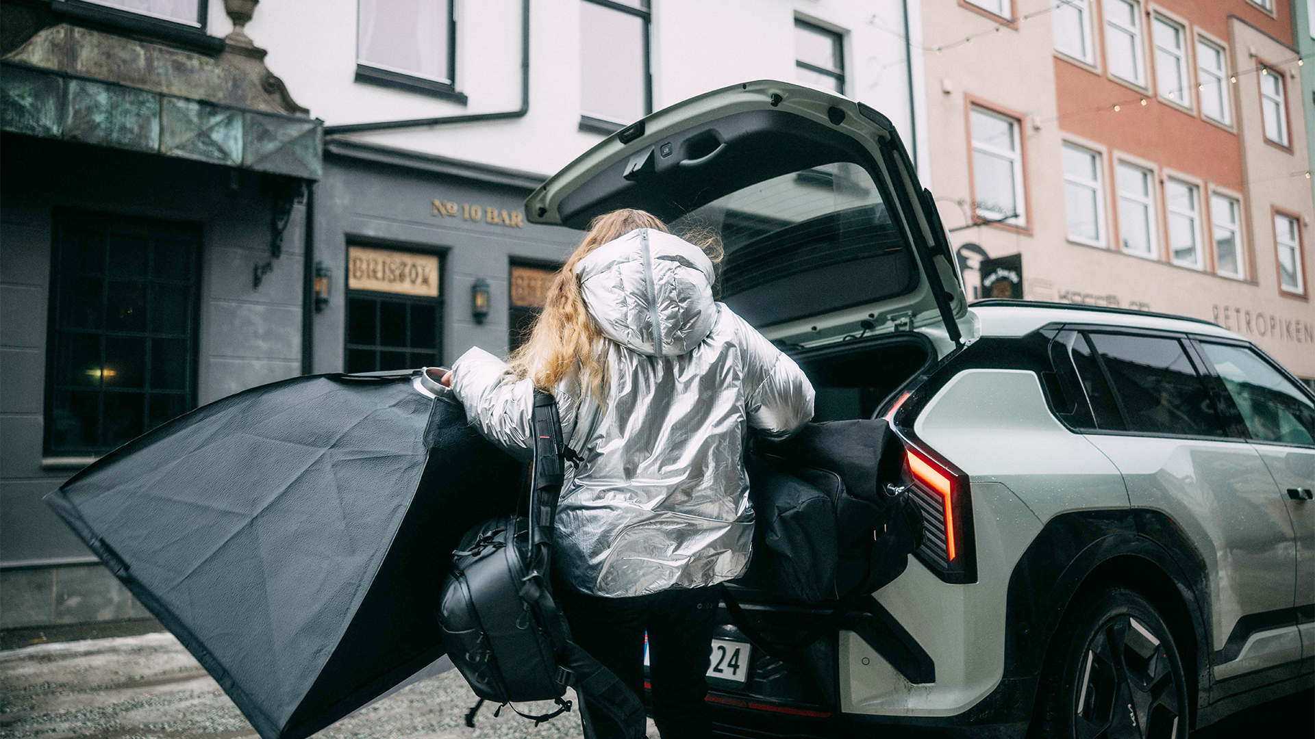 Kia EV3 får plass til alt hockeyutstyret i bagasjerommet