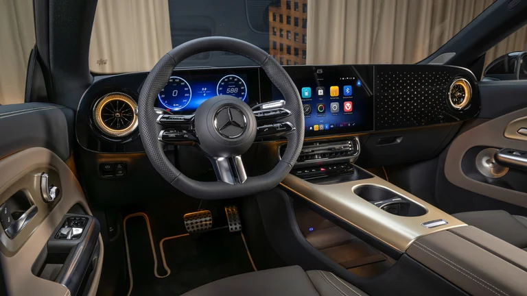 Nye CLA 350 4MATIc interiørdetaljer med brunt skinn og chrome-detaljer
