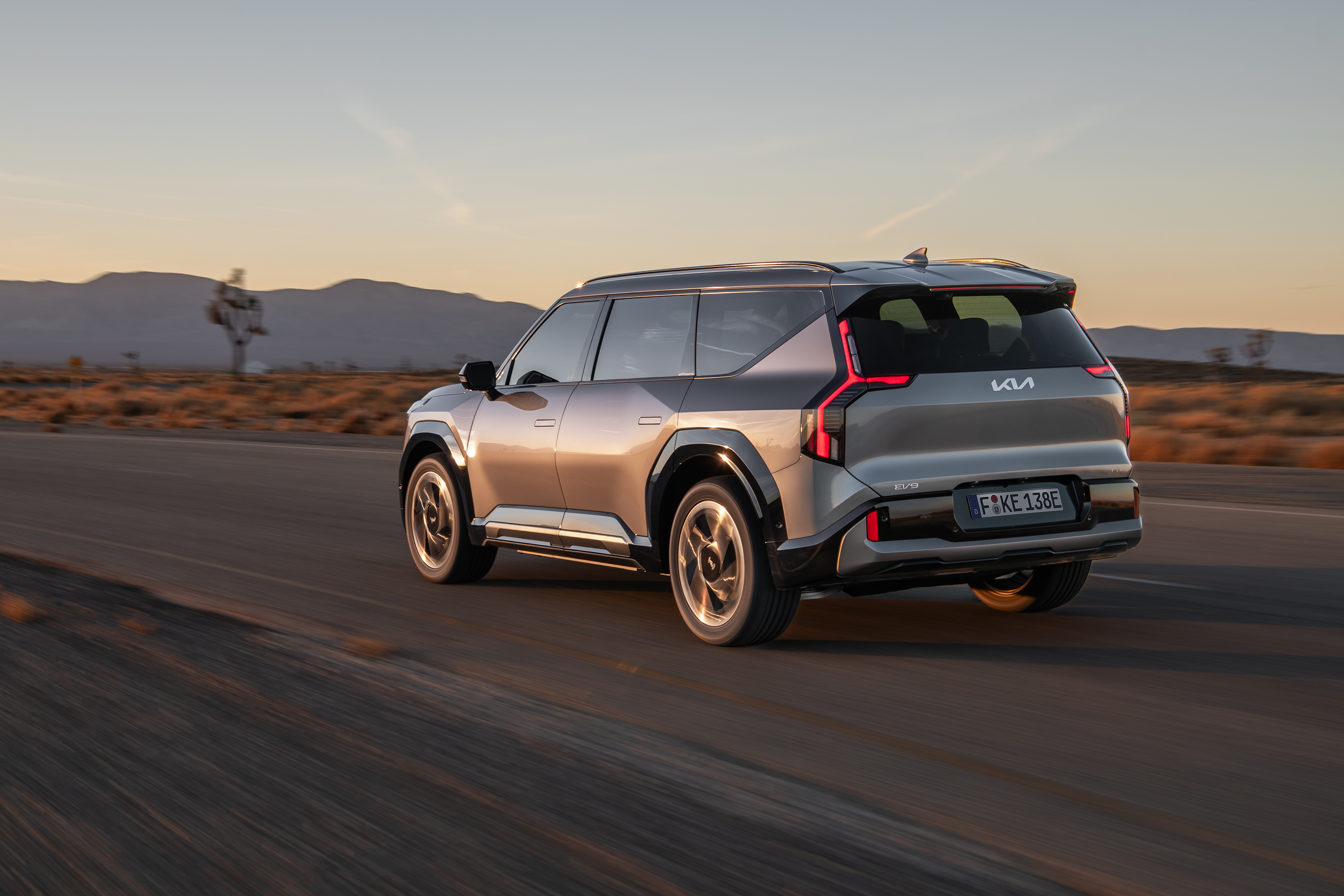 Kia Ev9 GT sett bakfra i solnedgangen