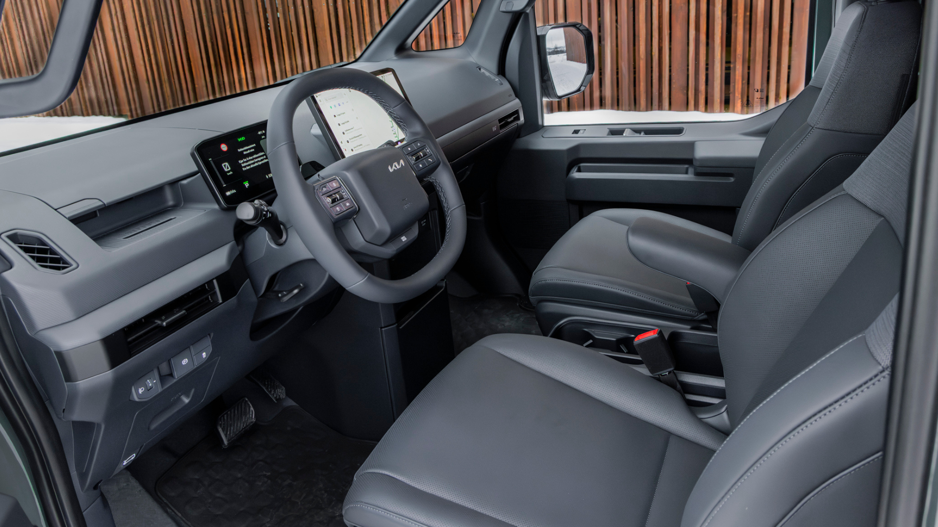 Kia PV5 varebil interiør med skinnseter