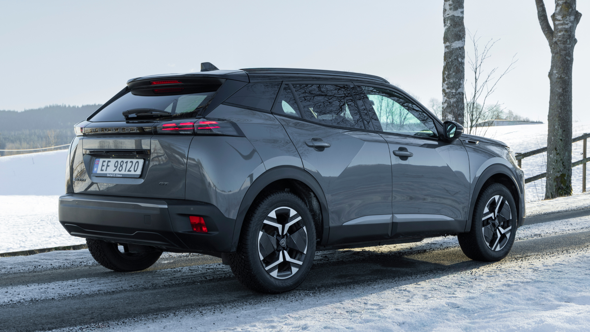 Peugeot E-2008 GT sett bakfra med vinterdekk