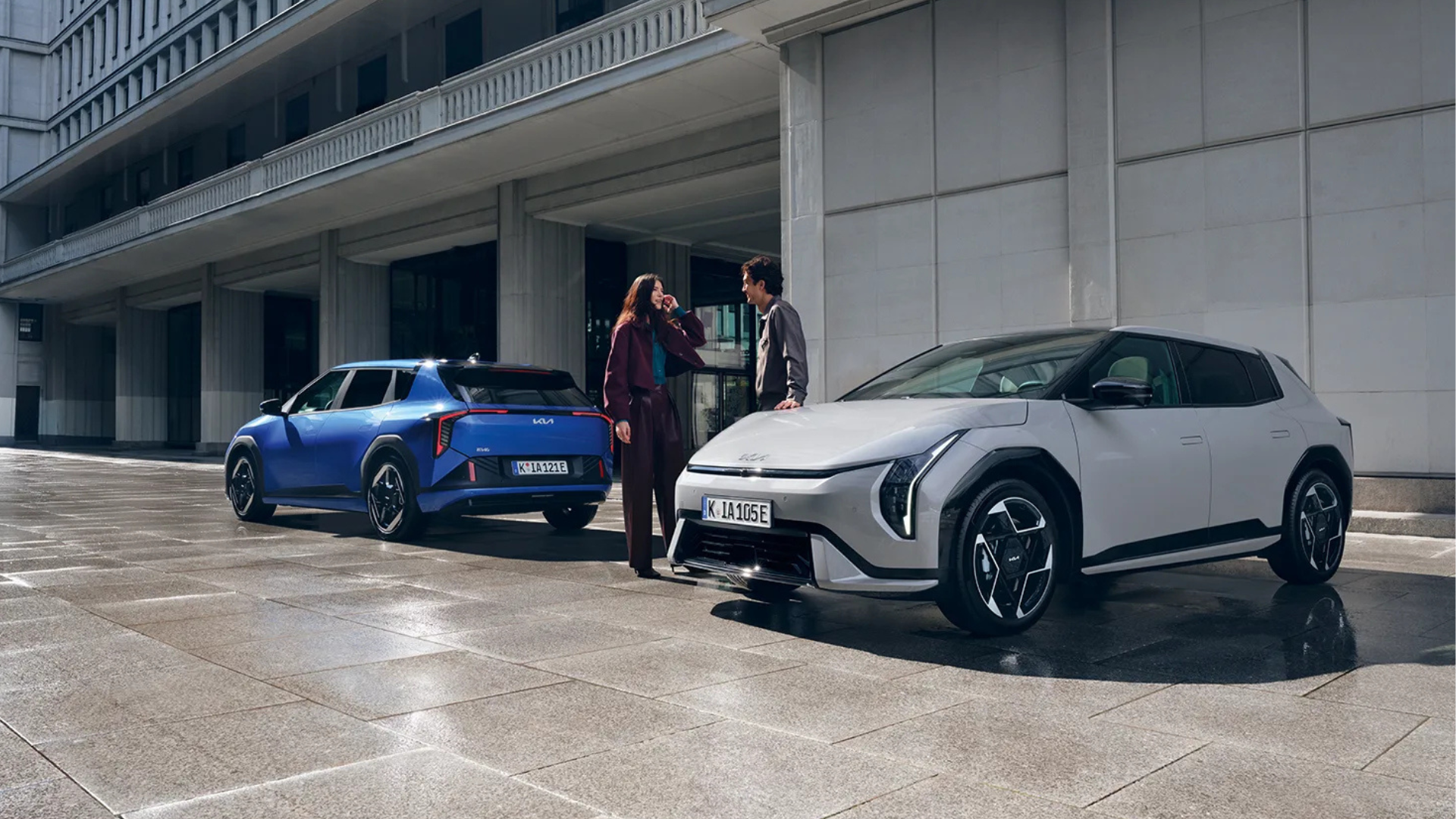 Kia EV4 i blå og grå metallic lakk