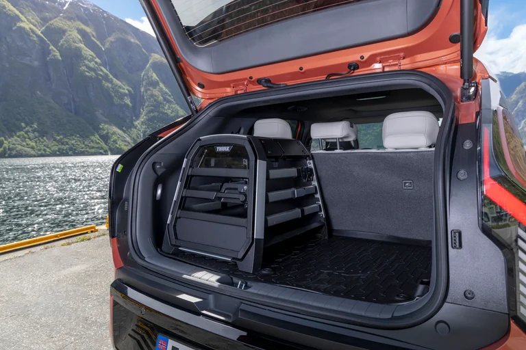 Kia EV3 bagasjerom med hundebur
