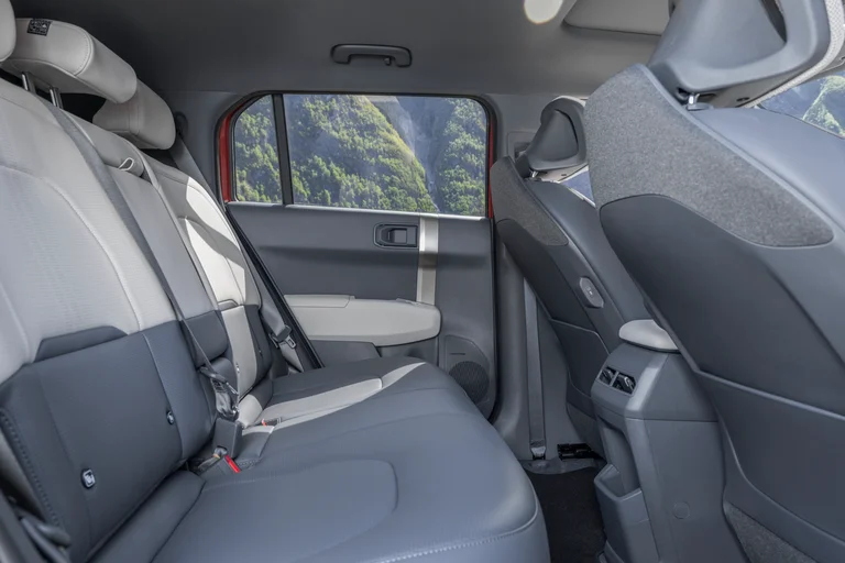Kia EV3 med skinnseter og romslig plass i baksetene