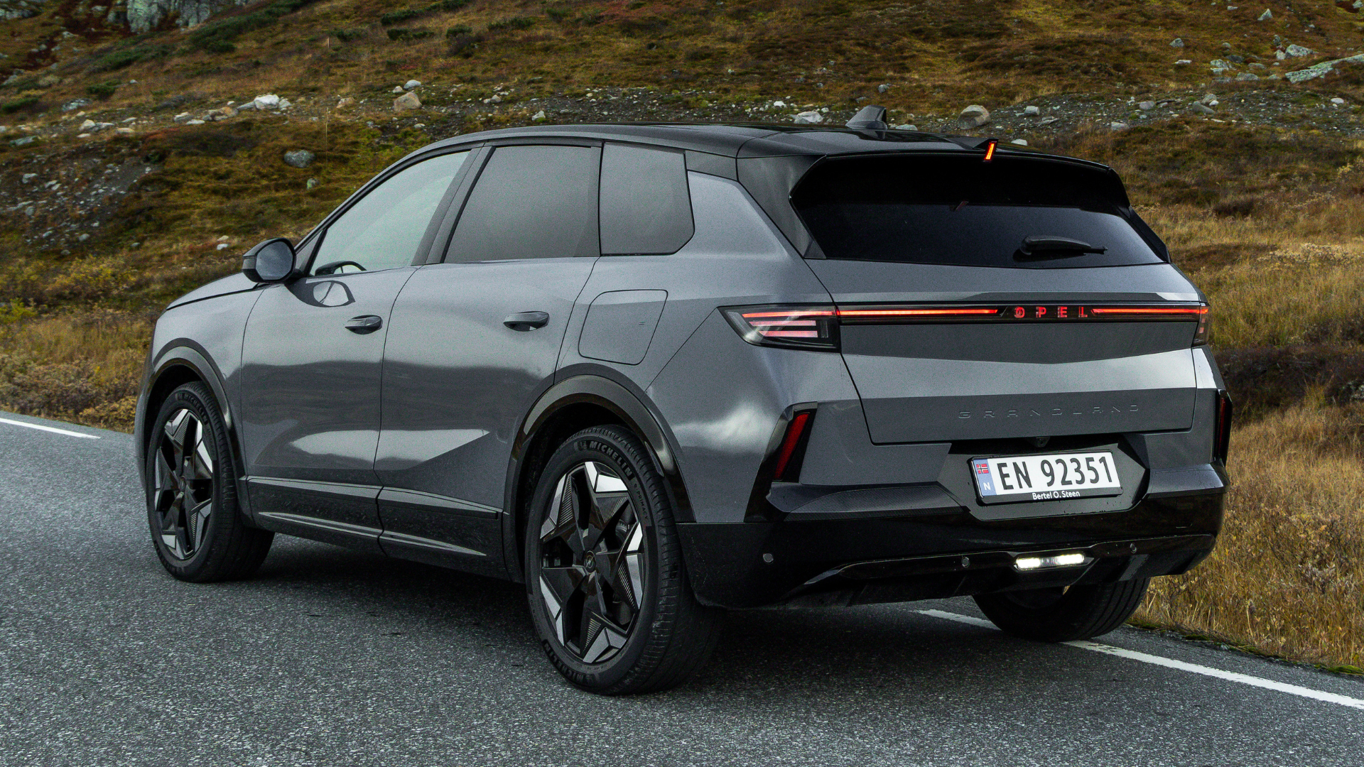 Opel Grandland i grå metallic lakk sett bakfra