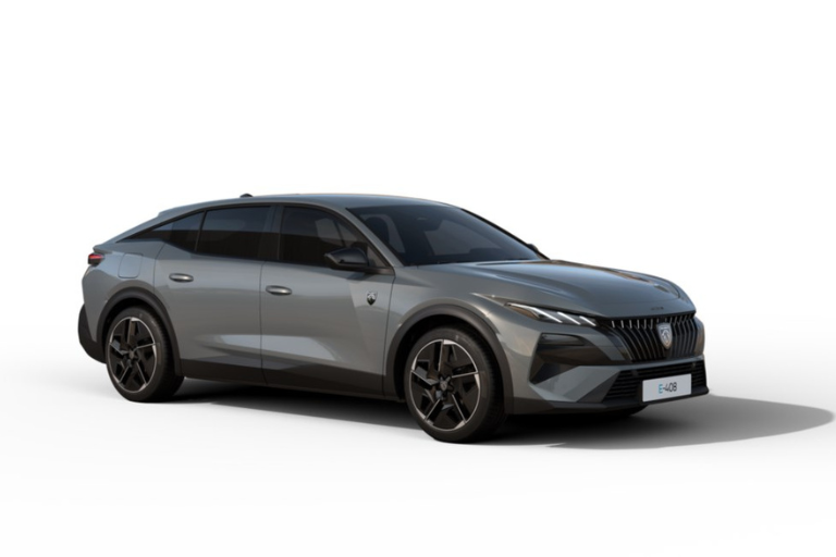 Peugeot E-408 i sølvgrå metallic lakk