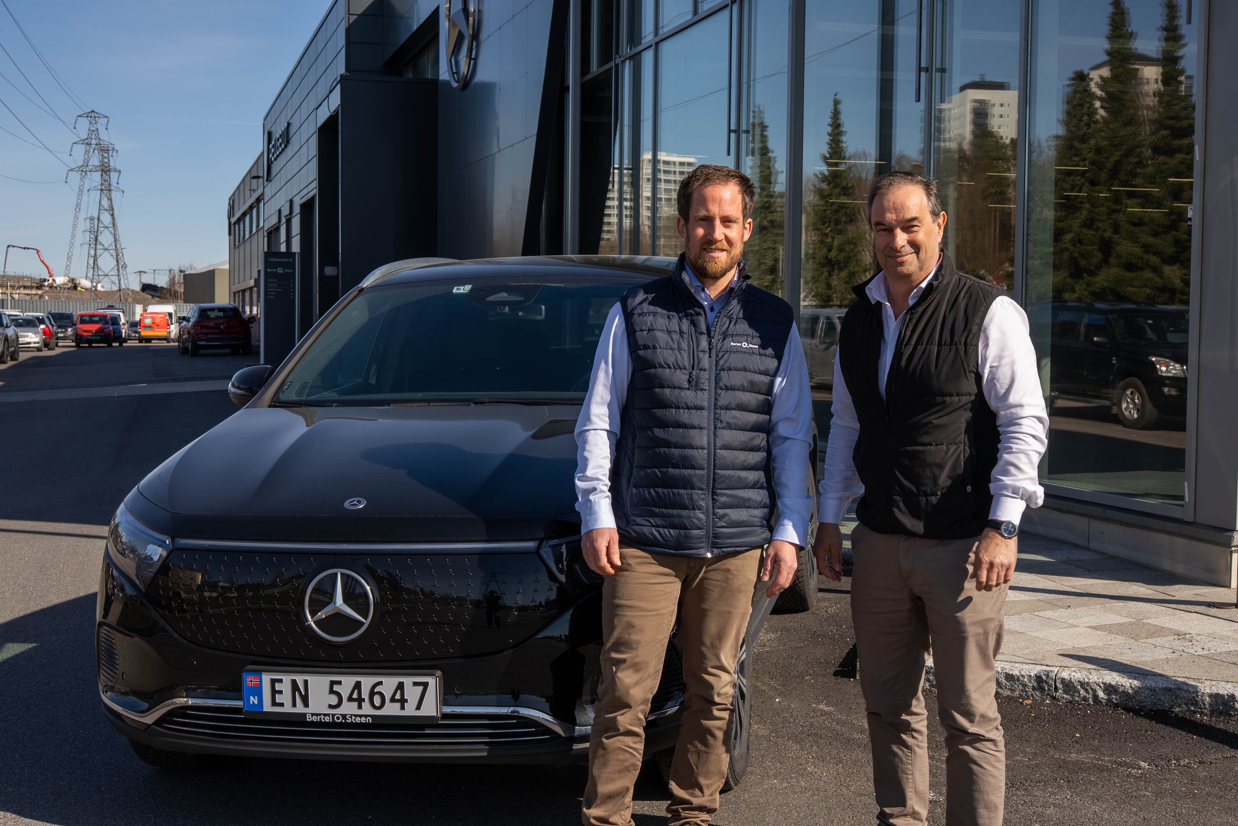Fredrik og Torleiv står sammen ved Mercedes-Benz