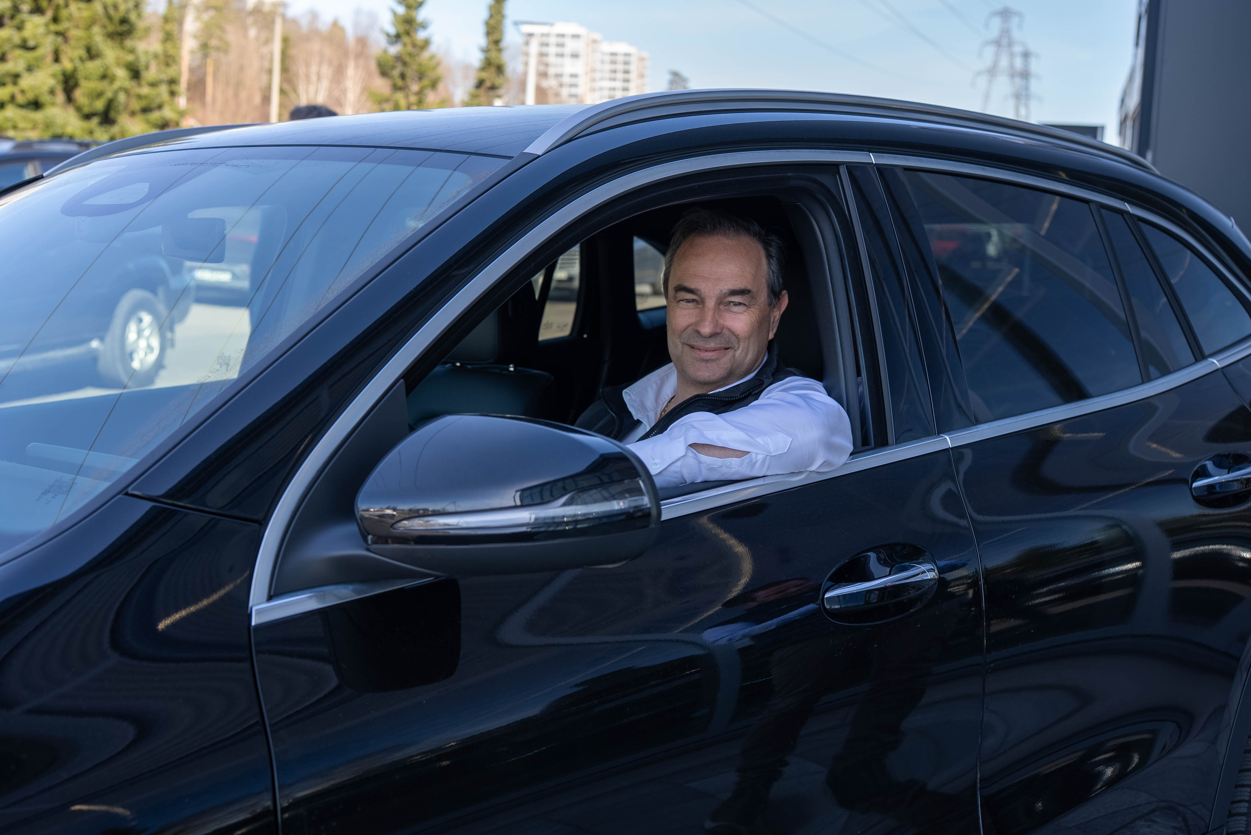 Torleif sitter inne i sin Mercedes-Benz fra Bos Tønsberg
