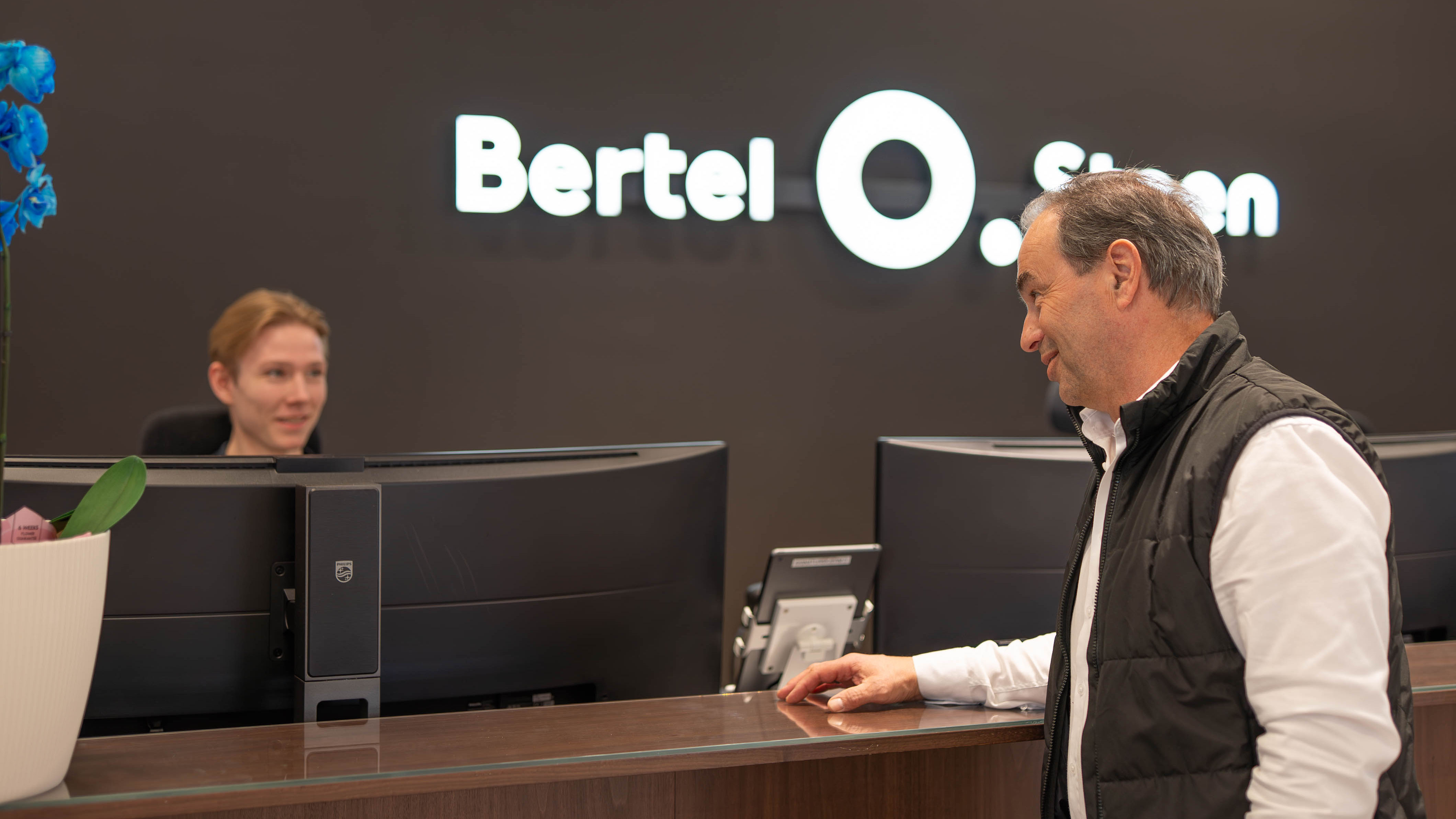 Kunde som bestiller serviceavtale hos verkstedet
