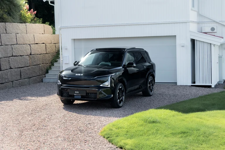 Kia EV5 i Norge foran garasje