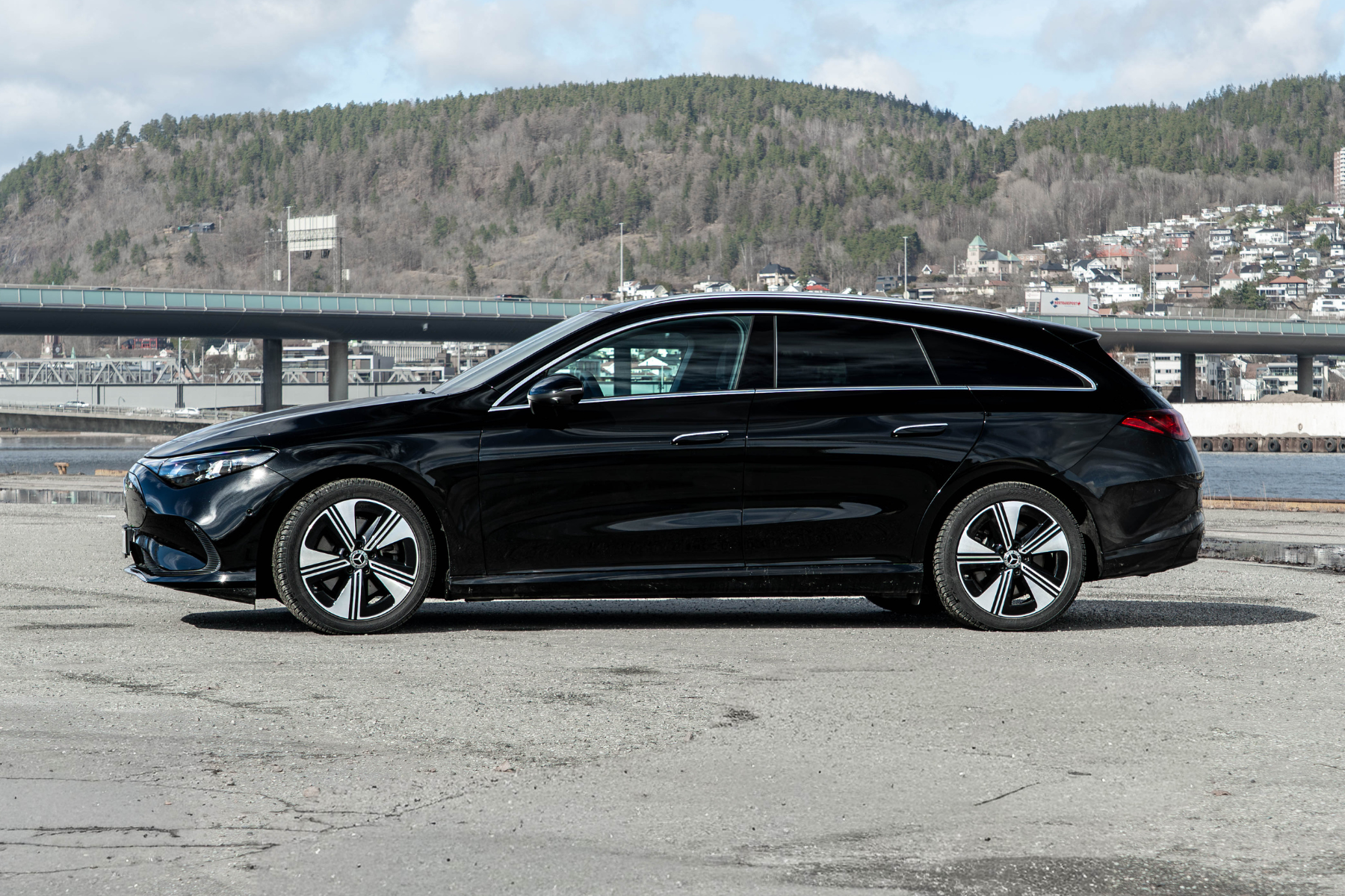 Svart CLA Shooting Brake