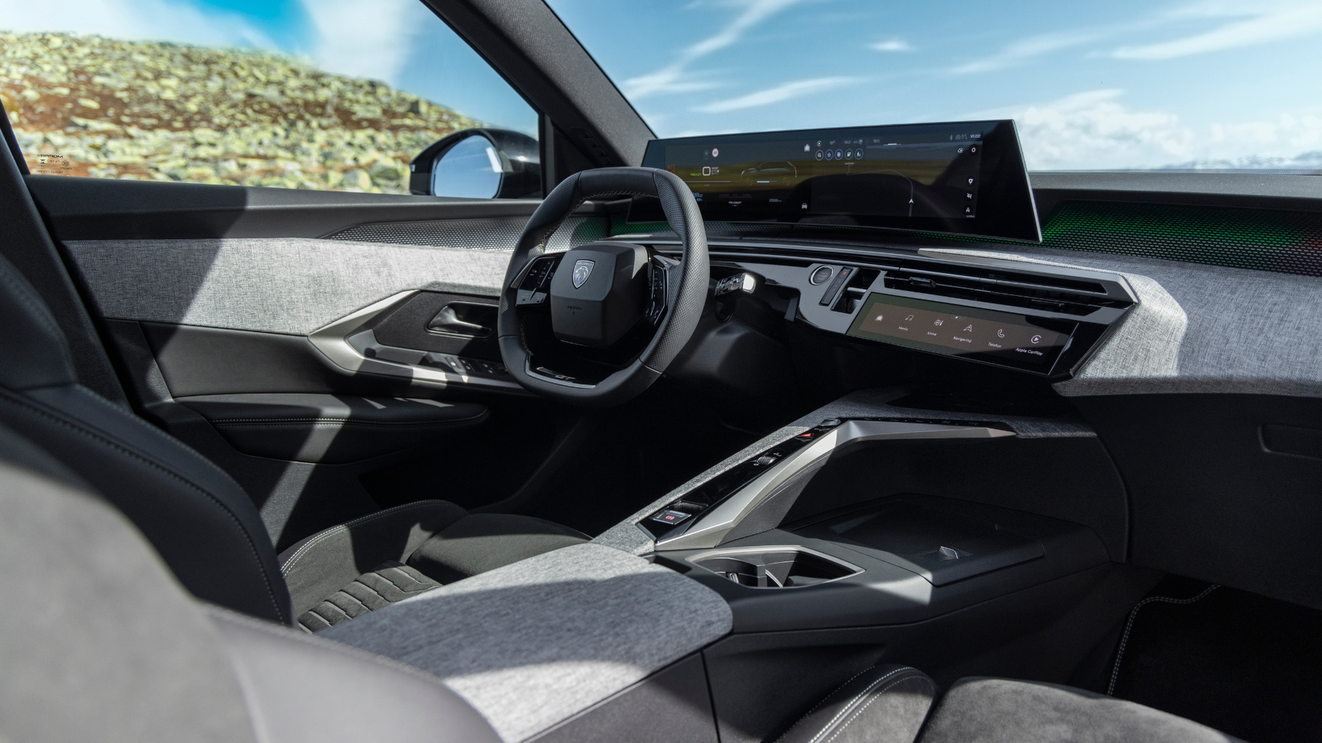 Peugeot E-3008 interiør og førermiljø med infotainment