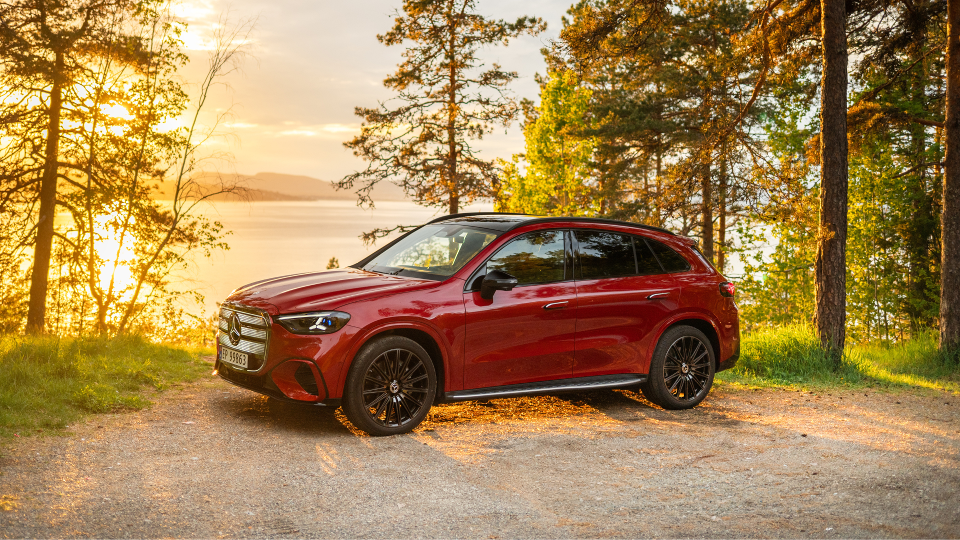 Mercedes-Benz GLC i MANUFAKTUR rød og solnedgang