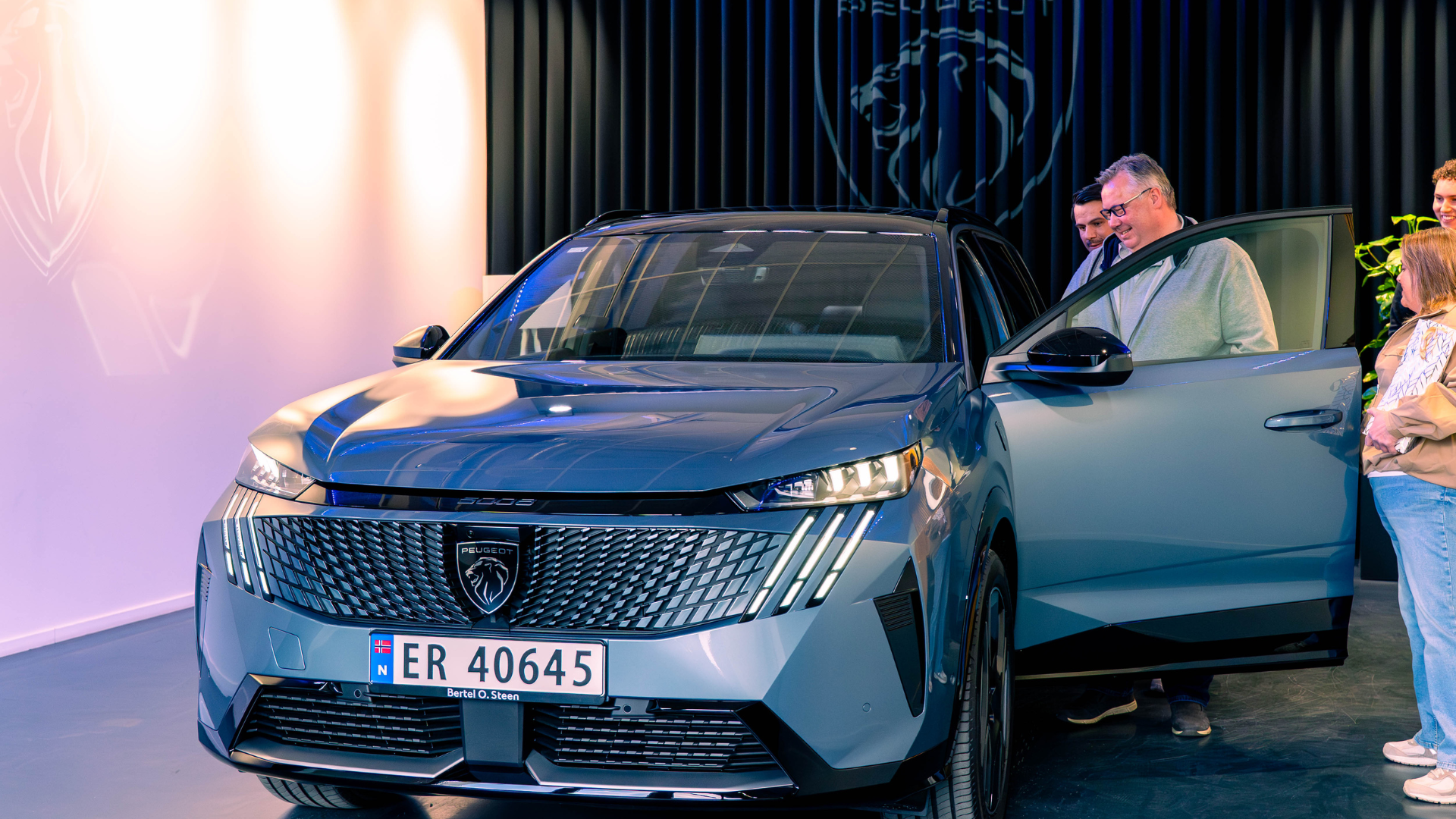 Utlevering av nye Peugeot E-5008 SUV hos Bertel O. Steen Lørenskog