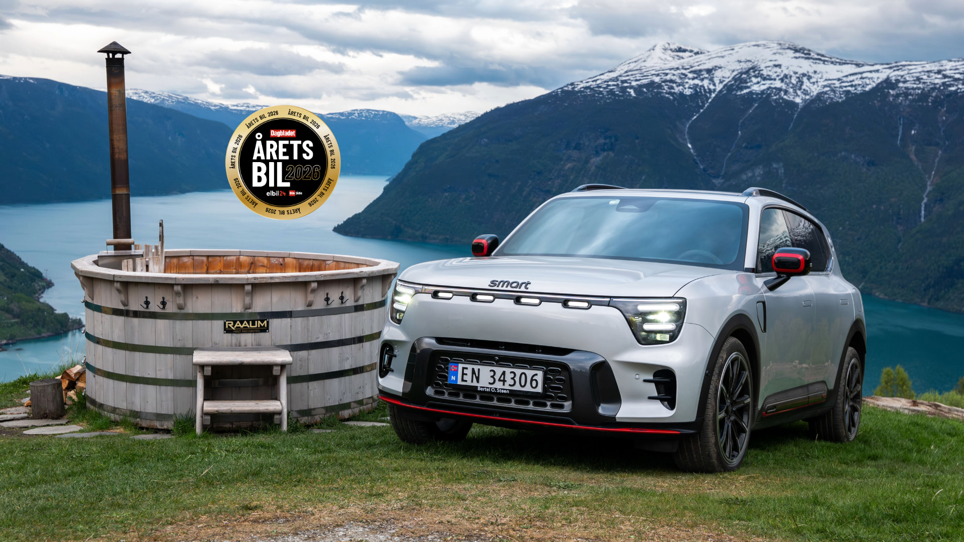 smart #5 ved toppen av et fjell med årets bil logo