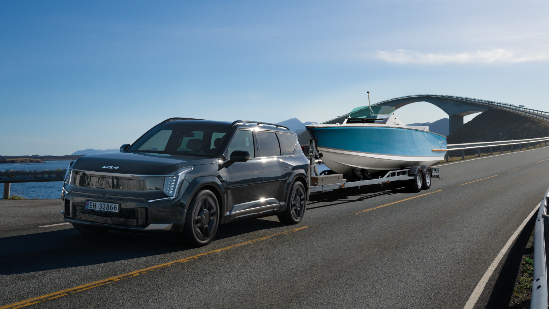 Kia EV9 GT Line i svart metallic lakk trekker en båt på 2 000 kg