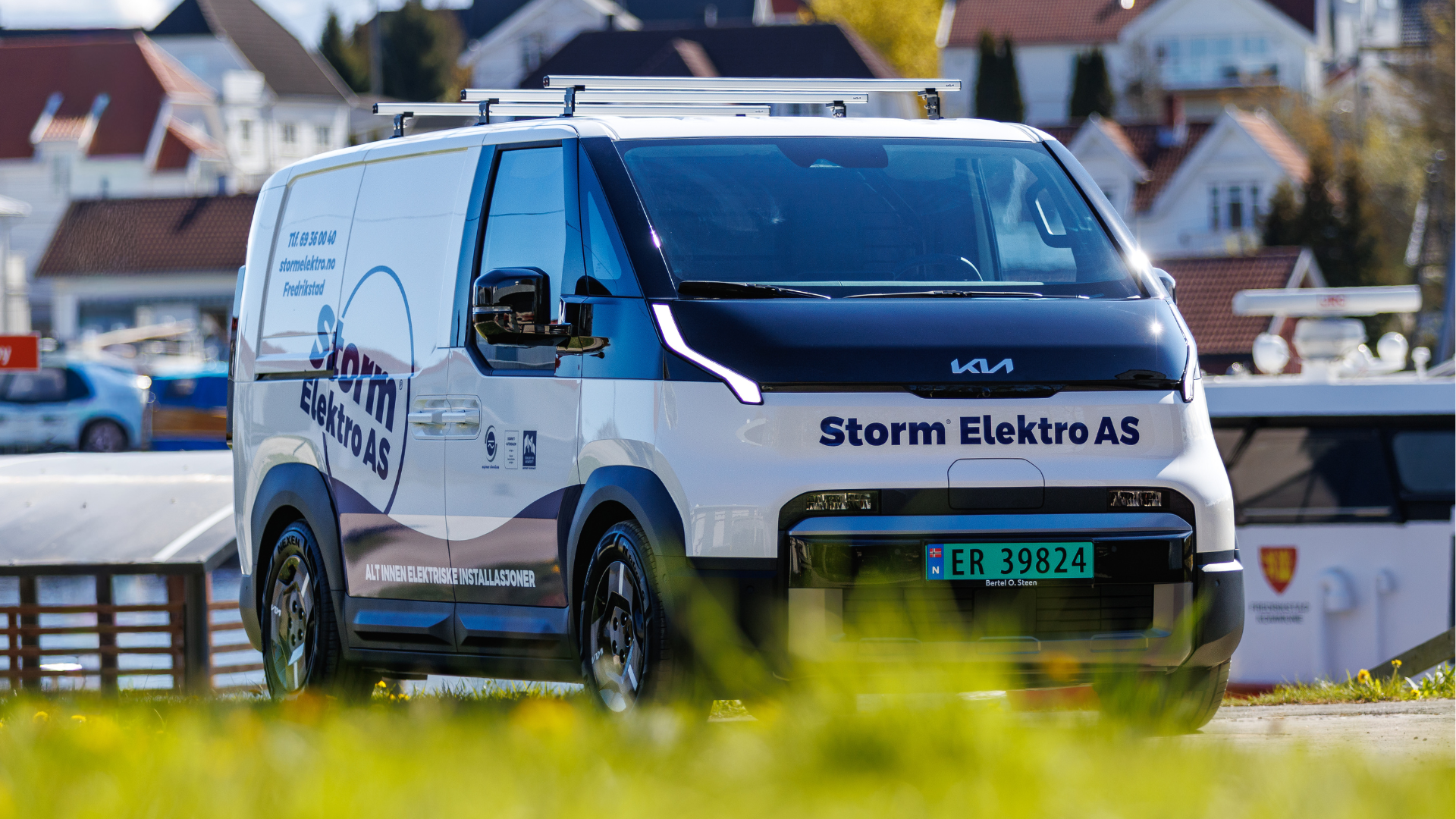 Hvit Kia PV5 på grønne skilter