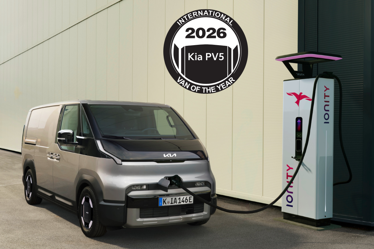 Kia Pv5 i grå metallic lakk lader på en Ionity hurtiglader