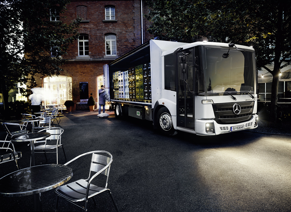 Mercedes-Benz Econic lastebil med drikkevarelast i bygate
