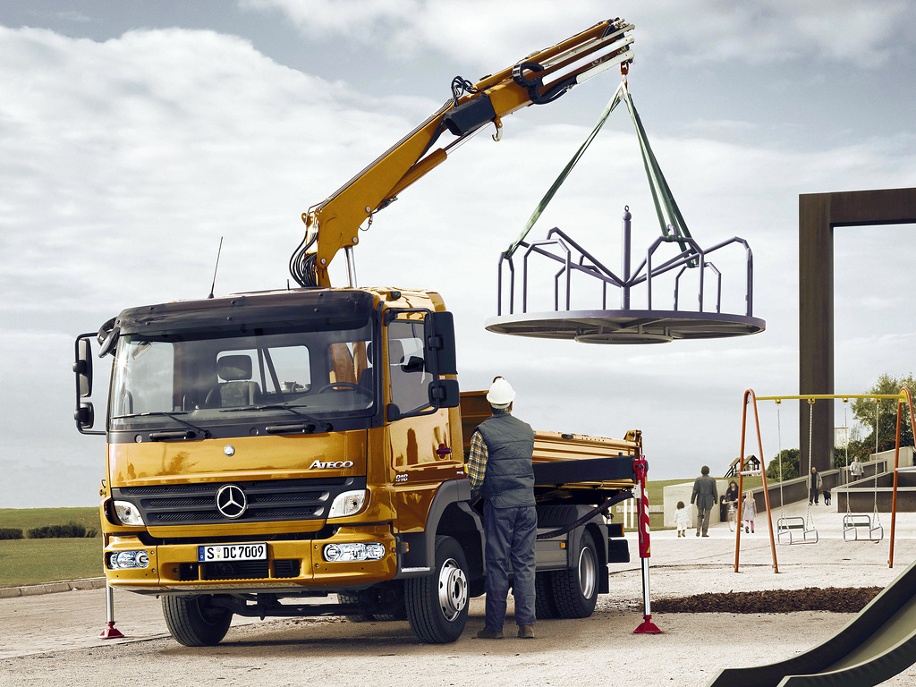 Mercedes-Benz Atego plasserer karusell på lekeplass