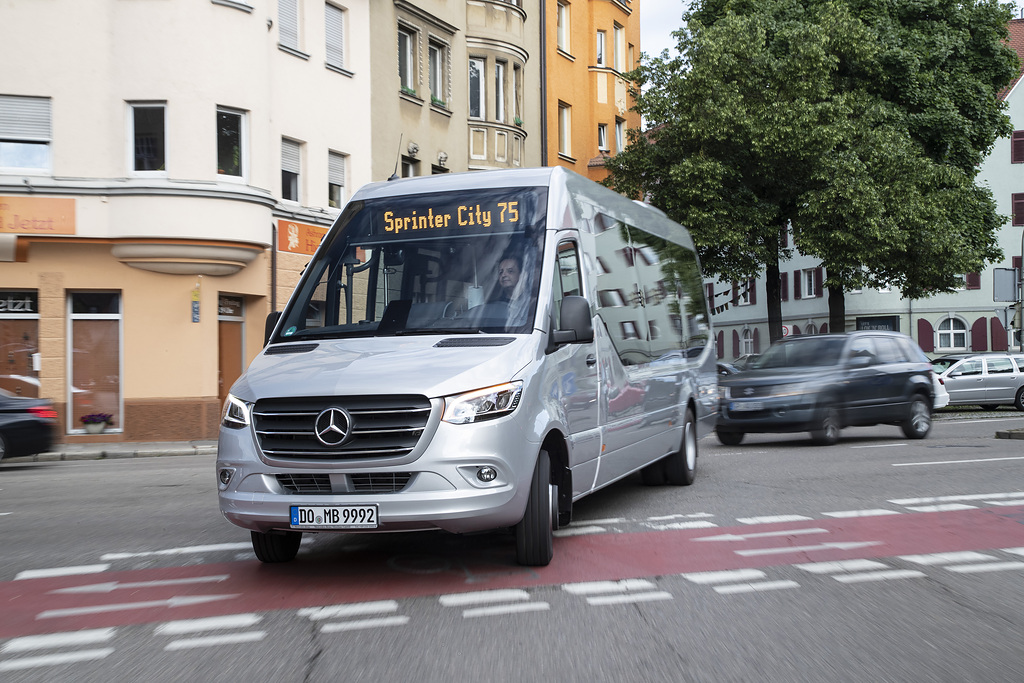 Mercedes-Benz sprinter på vei