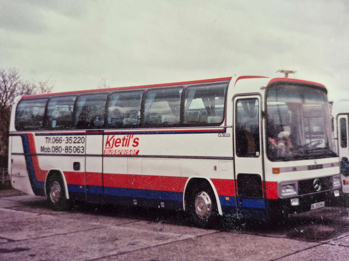 Bilde av gammel buss med skriften Kjetils bussreiser