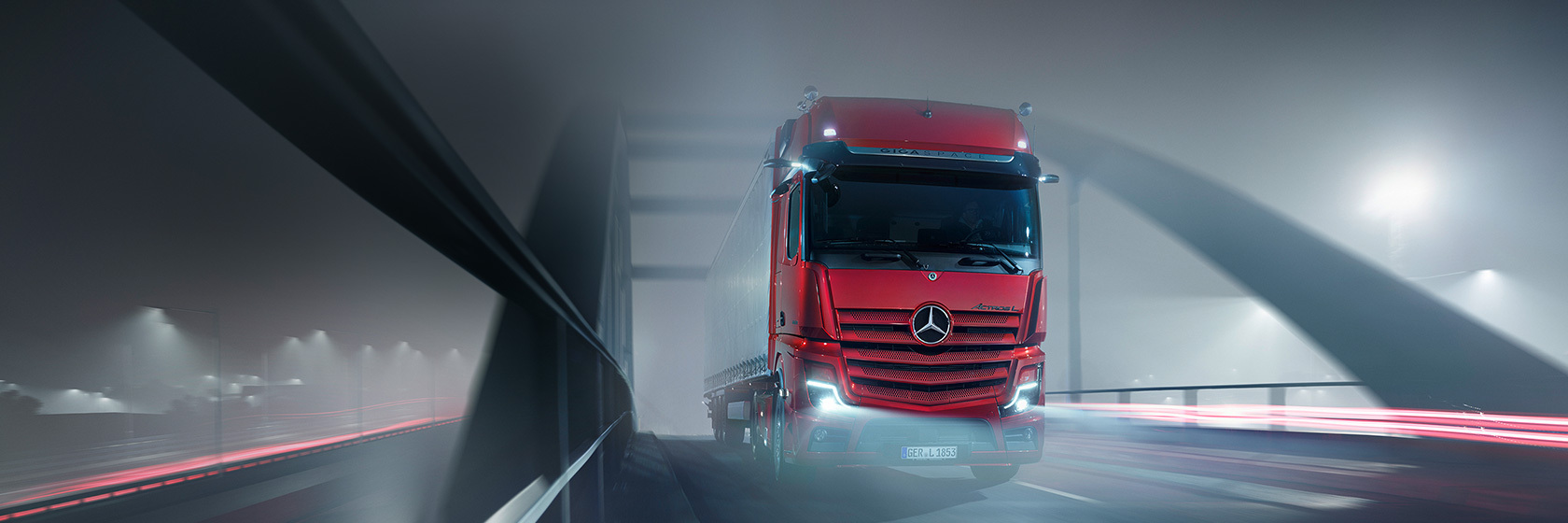 Mercedes-Benz Actros L i skumring