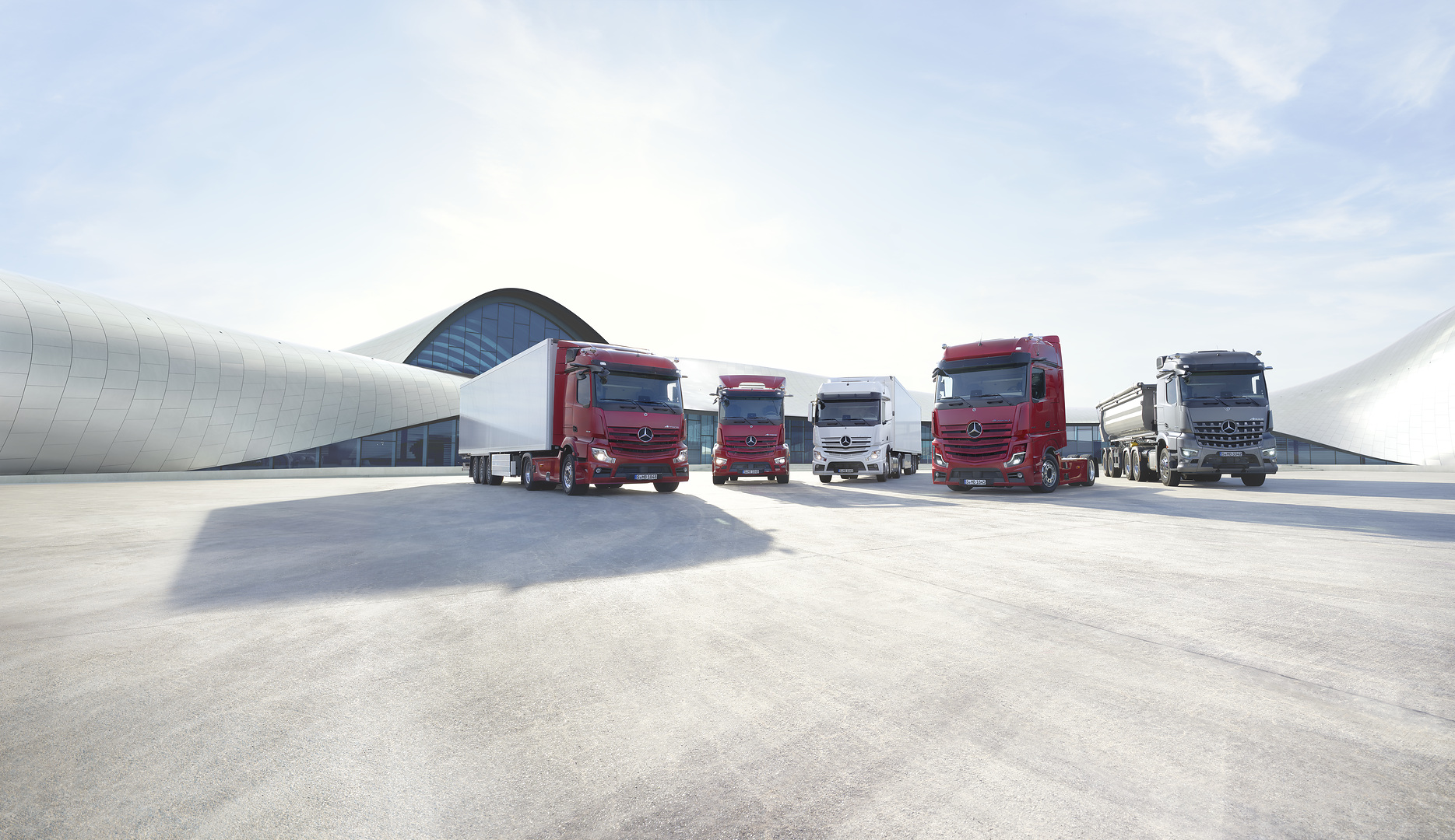 Oppstilte Mercedes-Benz lastebiler