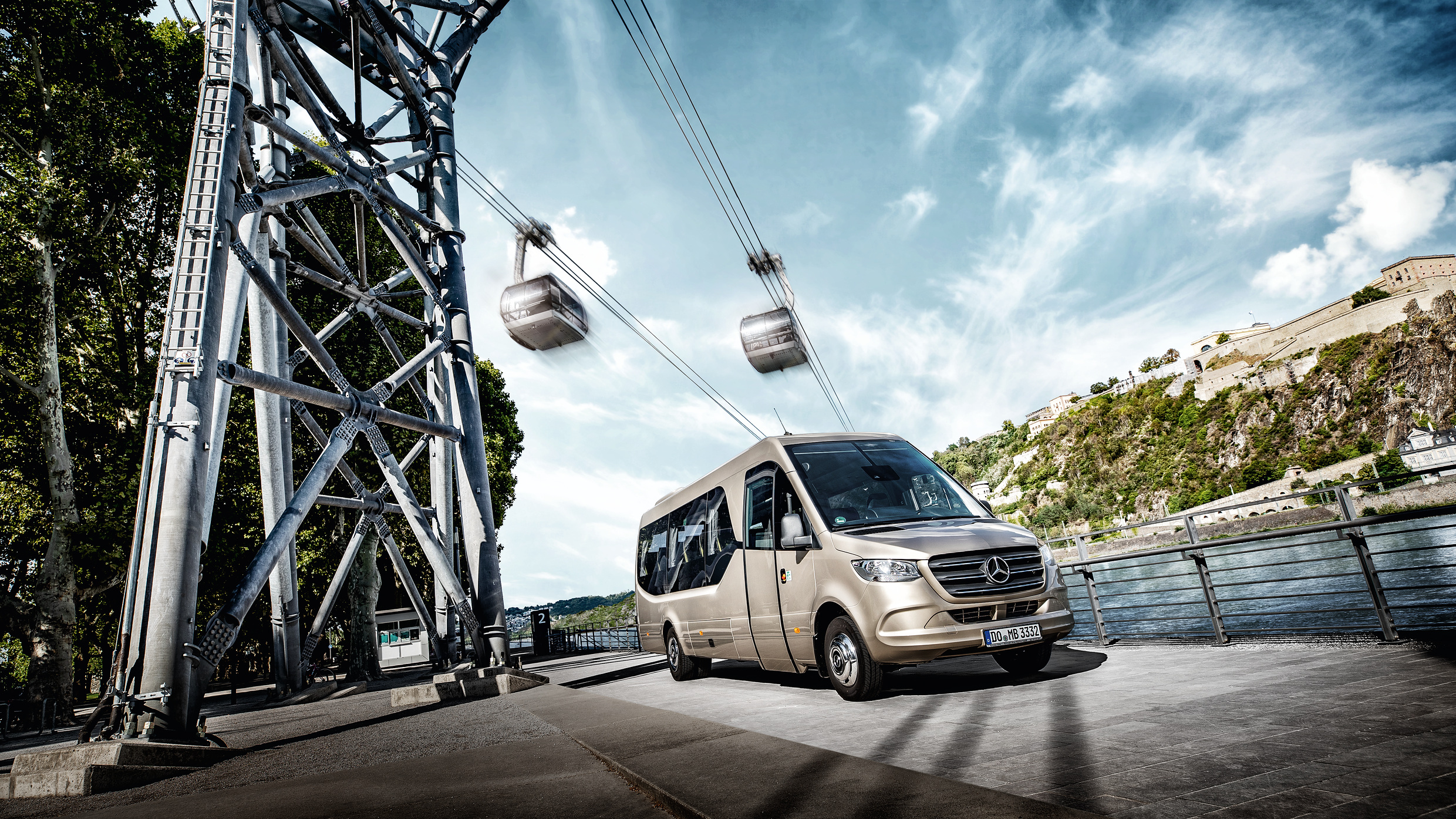 Oppstilt Mercedes-Benz Sprinter minibuss