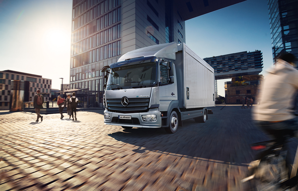 Mercedes-Benz Atego i fart på brostein