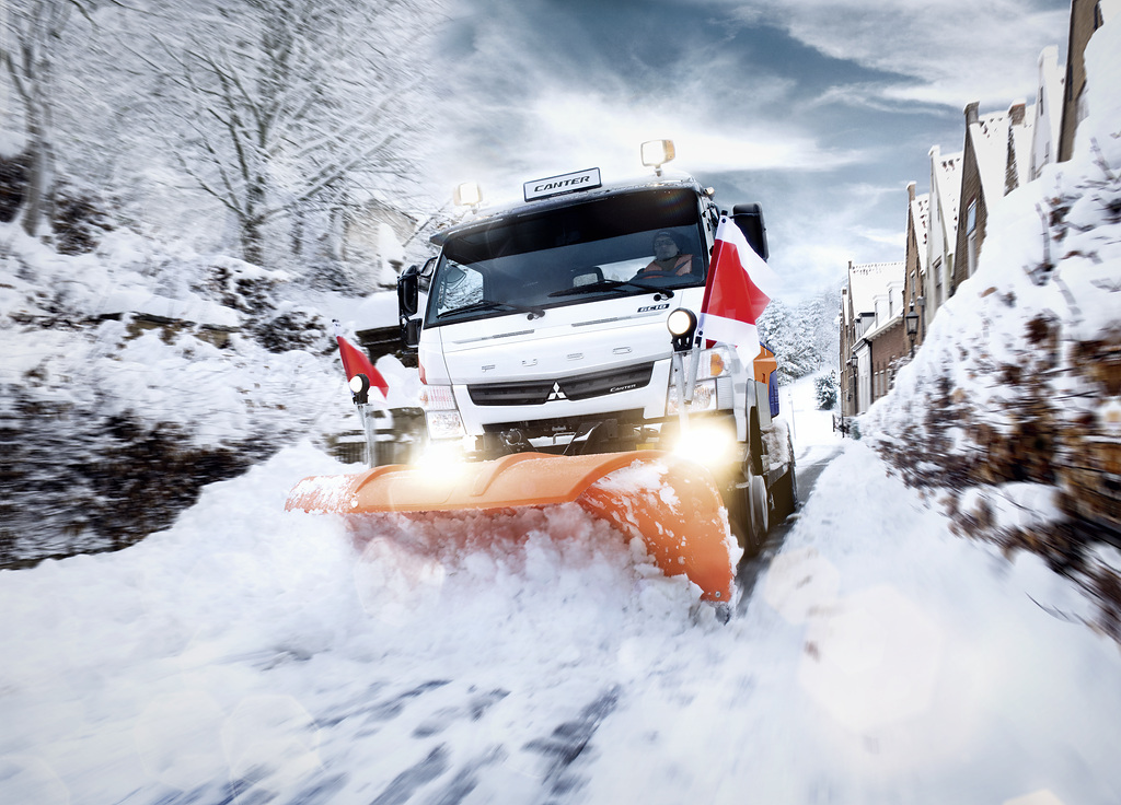 Fuso Canter med snøskuffe i snøstorm