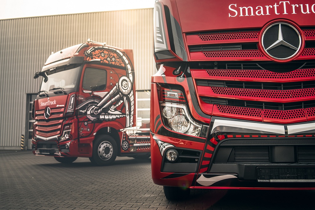 Røde Mercedes-Benz Actros lastebiler utstilt