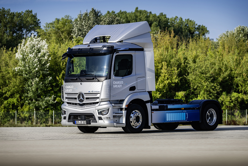 Parkert sølvgrå Mercedes-Benz eActros i solskinn