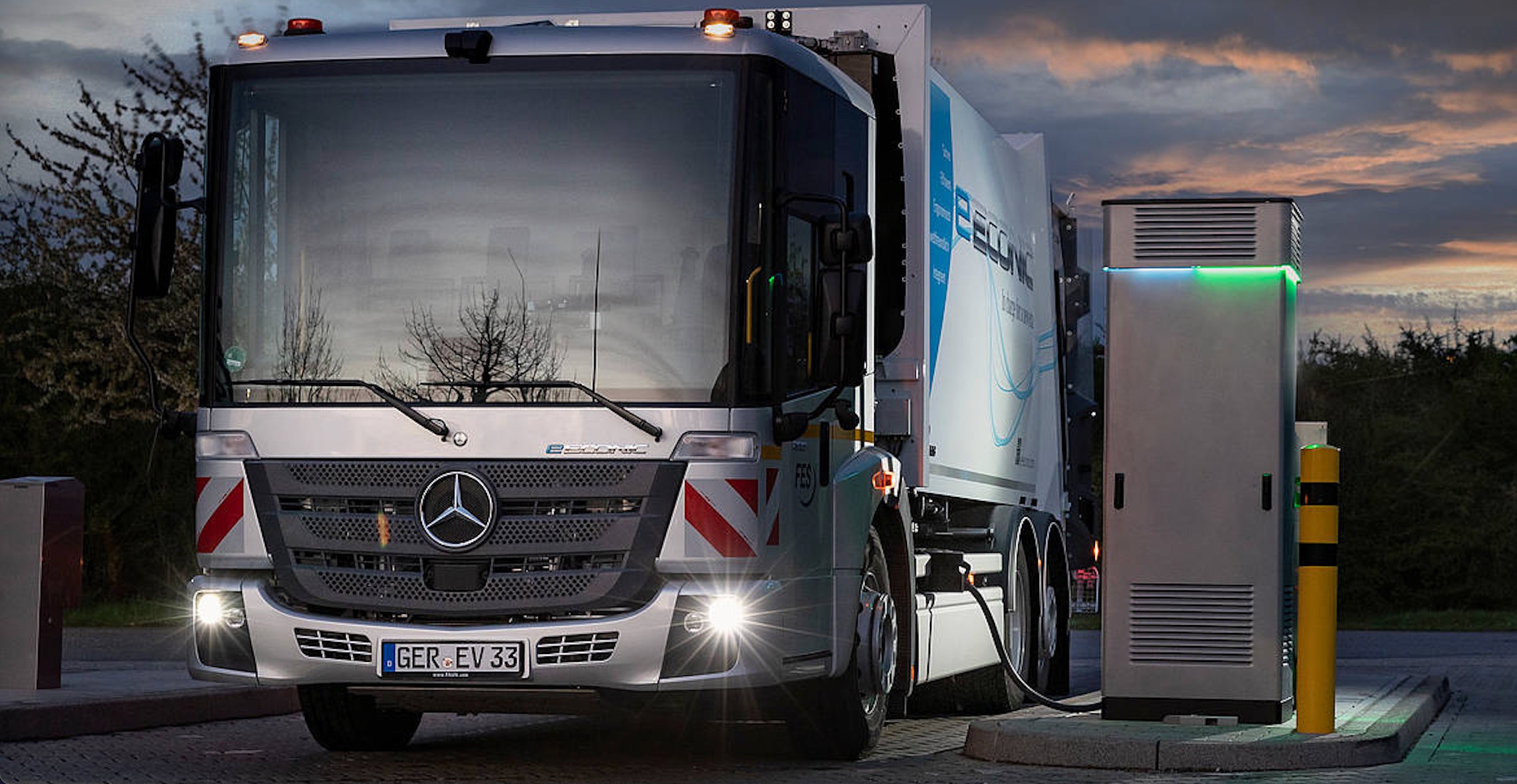 Mercedes-Benz eEconic som lader i skumring