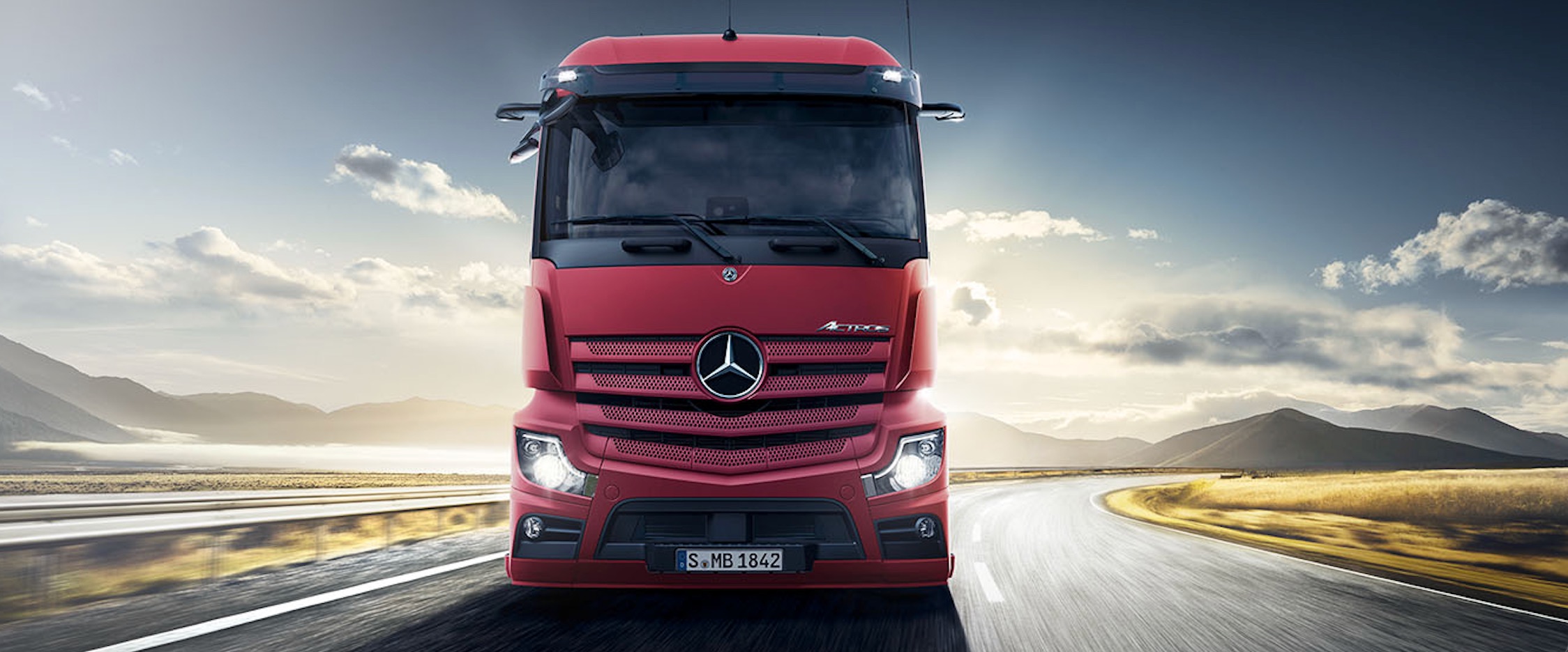 Mercedes-Benz Actros skapbil på veien