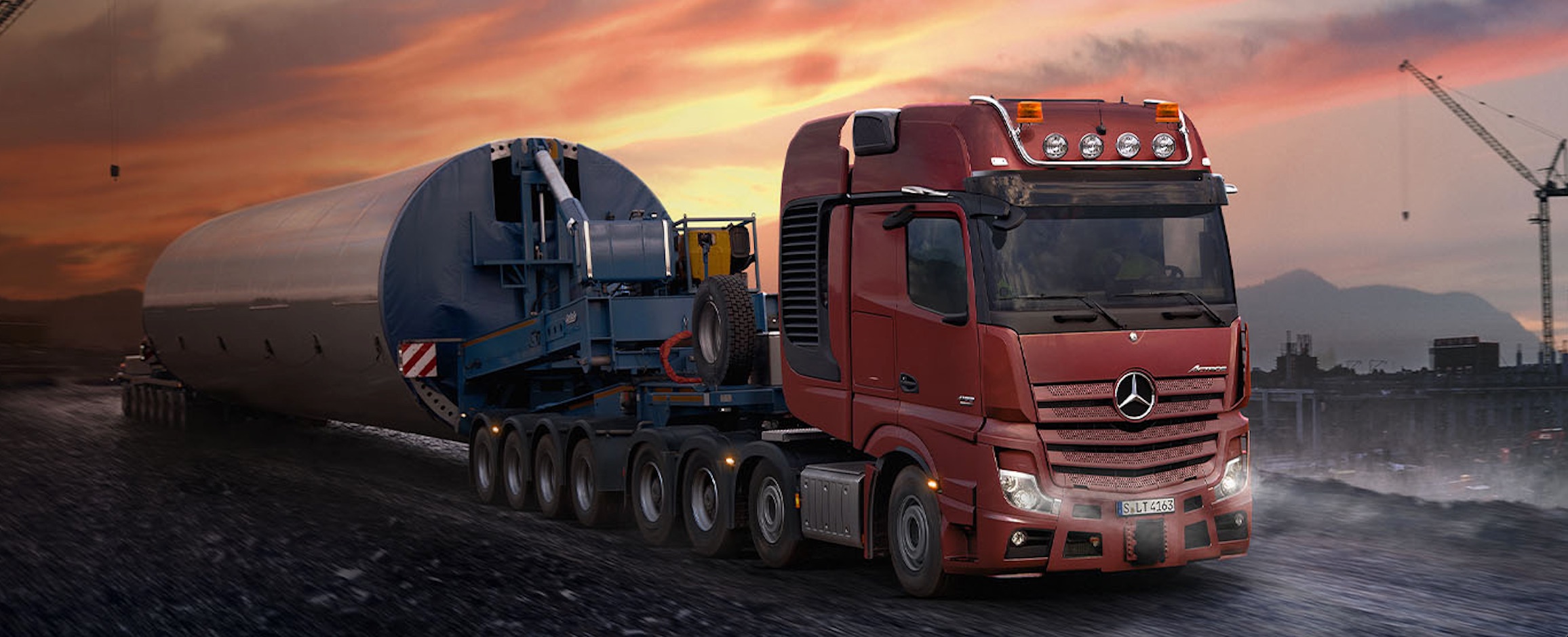 Mercedes-Benz Actros inntil 250 tonn i solnedgang