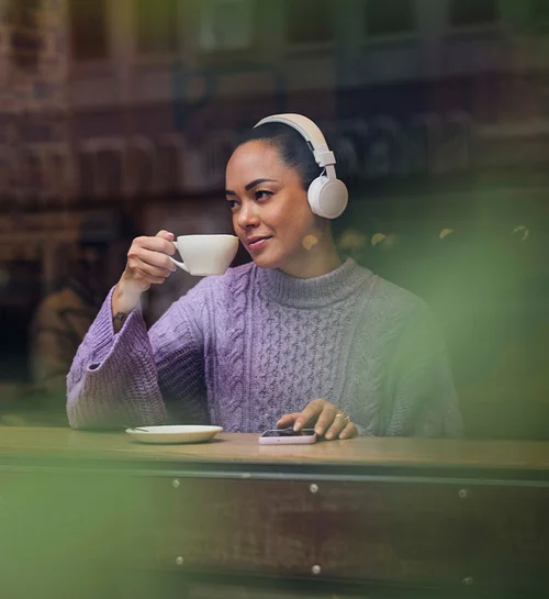 Lytting til lydbok på kafé
