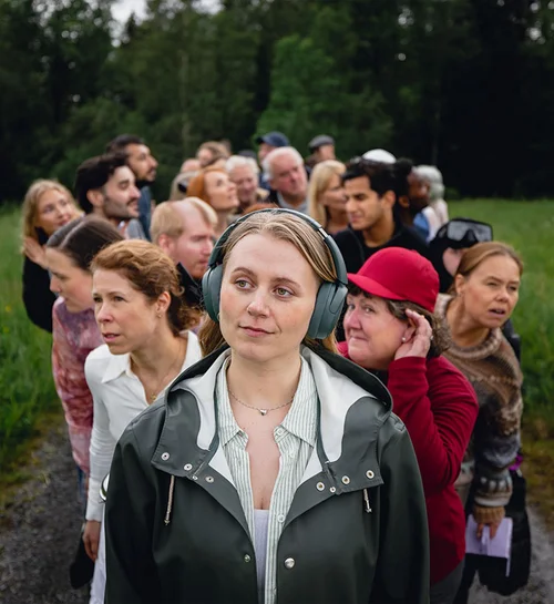 Prøver å tjuvlytte til lydbok på tur