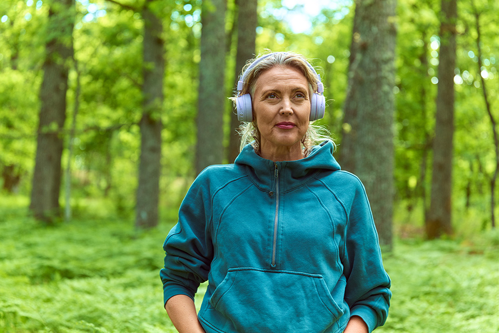 Lytting til lydbok med hodetelefoner på tur
