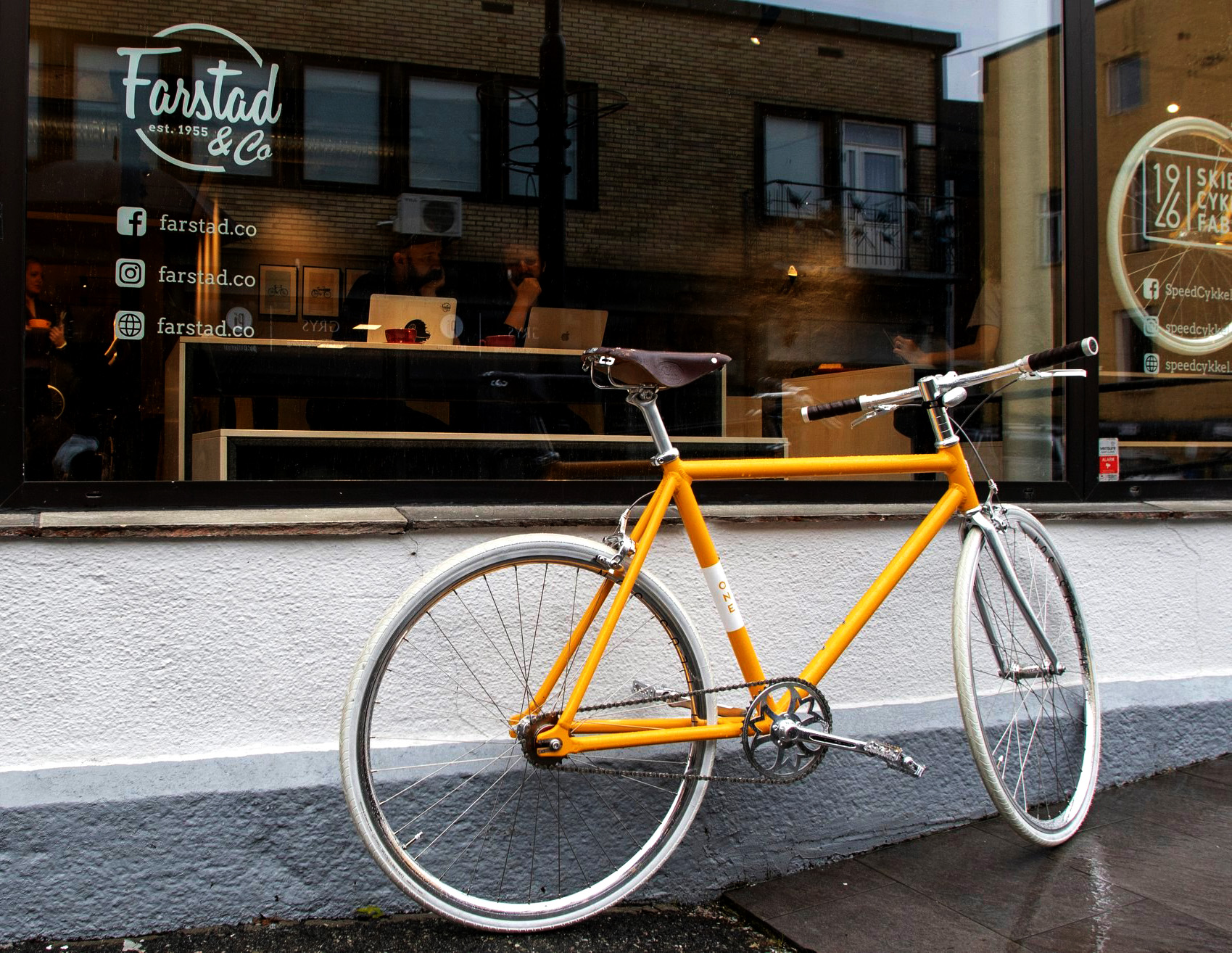 Orange Speed bike in front of Farstad coffee bar