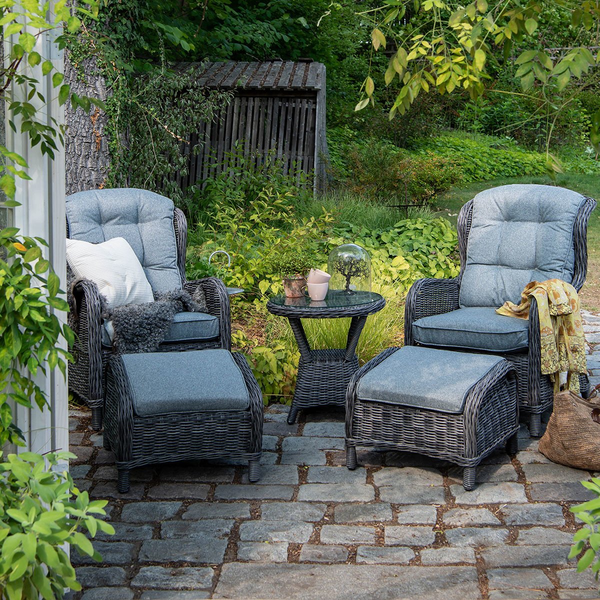 Reclinersett med nydelig sittekomfort. Her kan en sitte å nye lange sommerkvelde