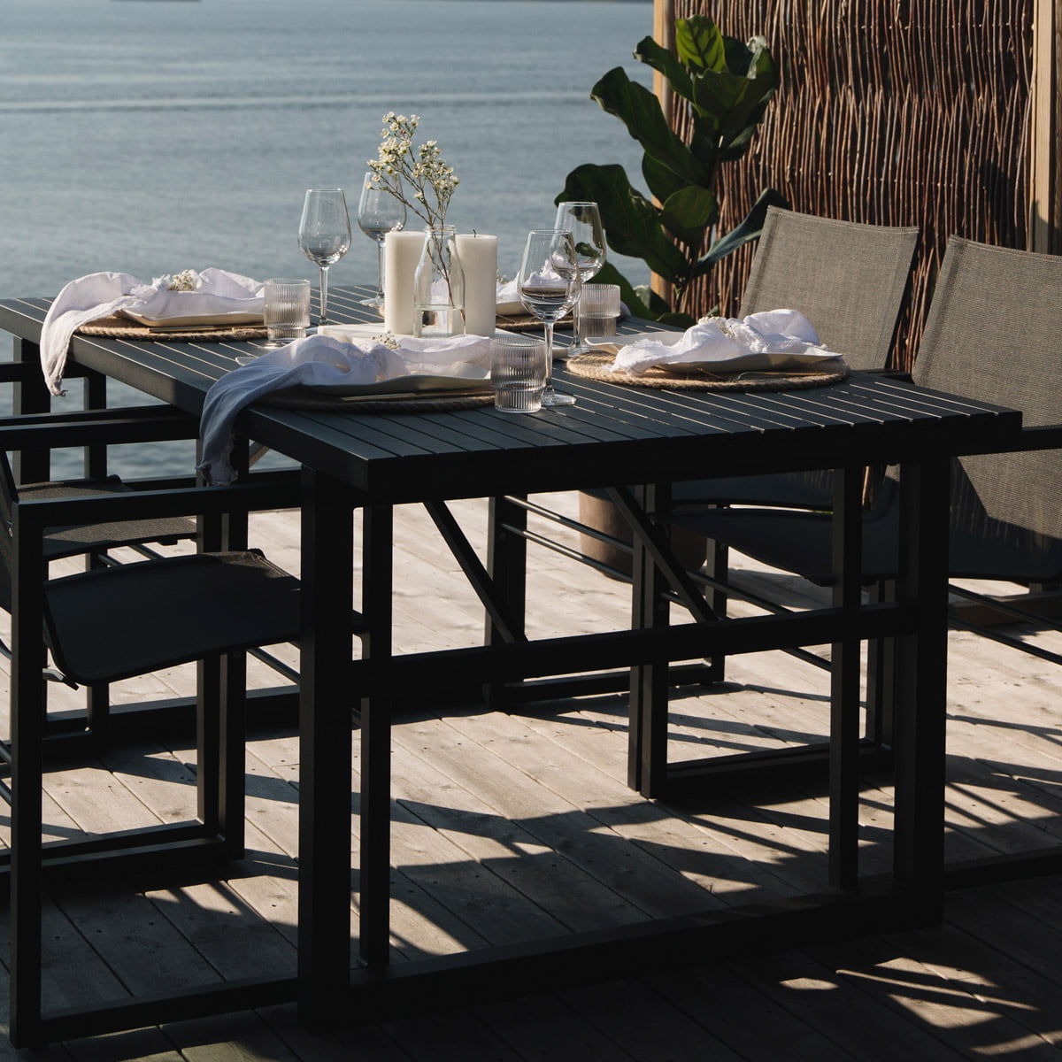 Stilrent spisebord i sort aluminium.