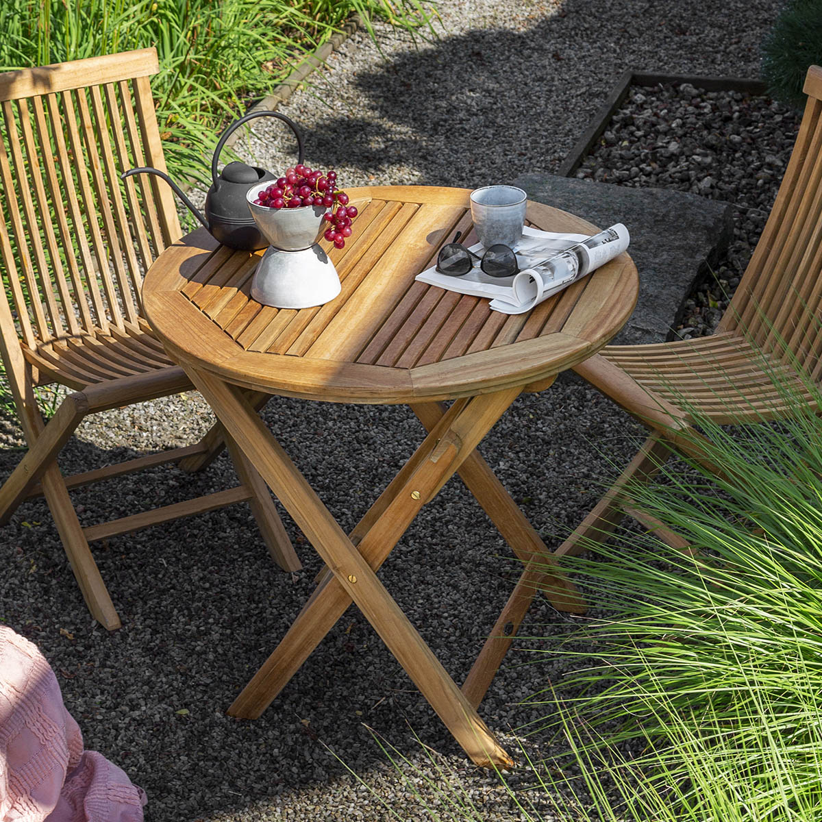 Klassisk klaffebord i teak, som passer fint både på terrassen og i hagen. Bordet er sammenleggbart, så det tar liten plass