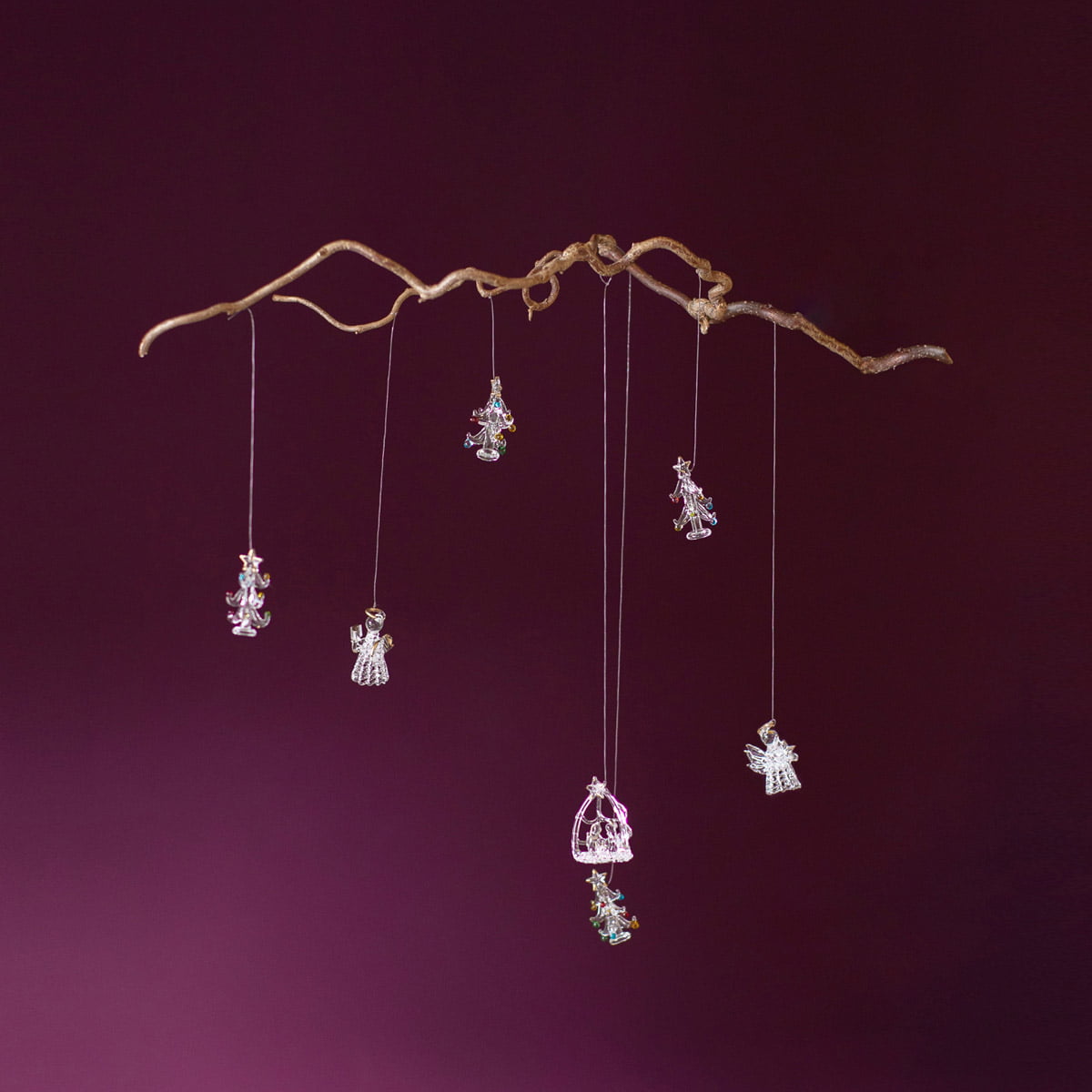 Nydelige glassengler med gulldetaljer. 5 kr av hver solgte engel går til barnekreftforeningen.