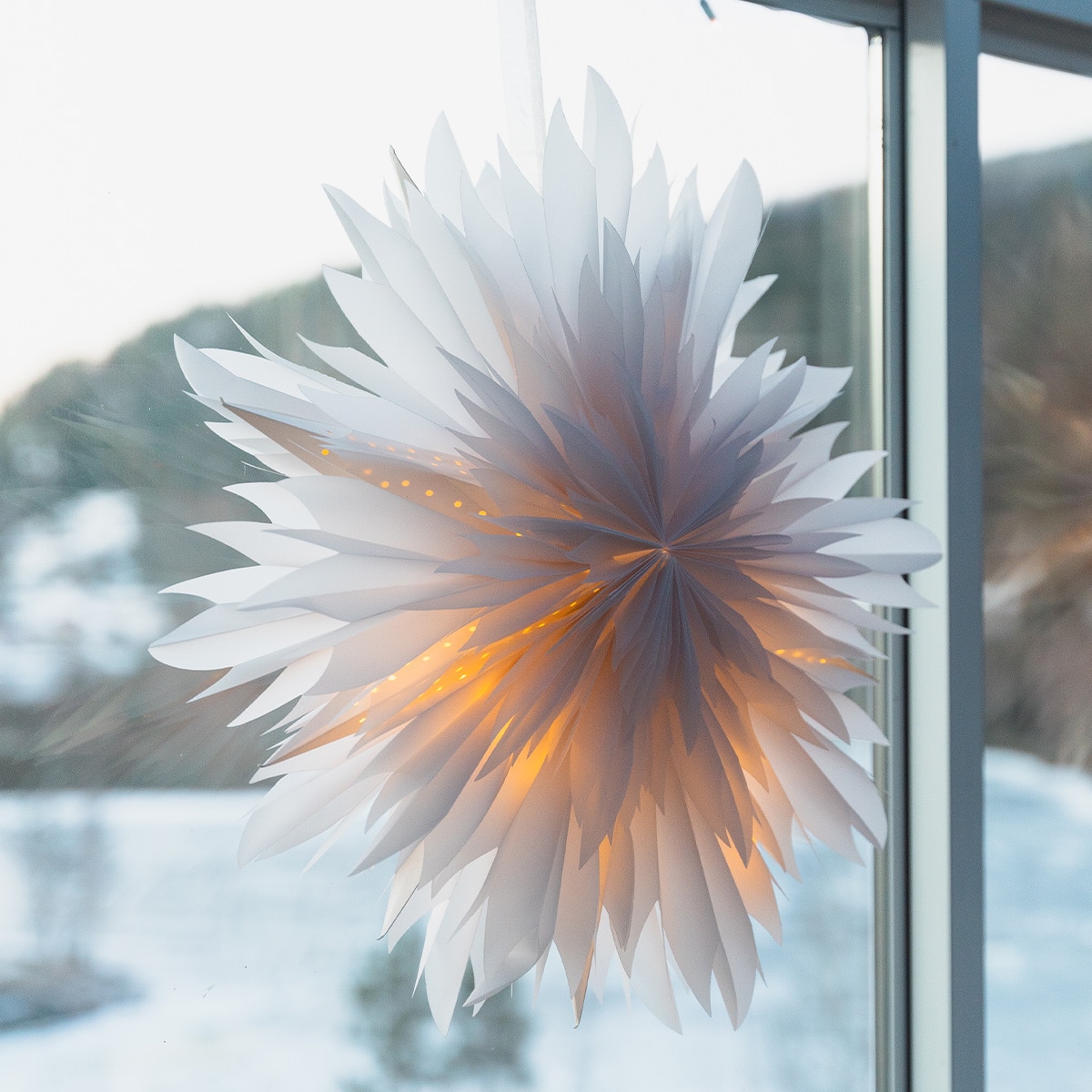 Florlett adventstjerne i FSC-sertifisert papir. Med timer og sløyfebånd for oppheng.