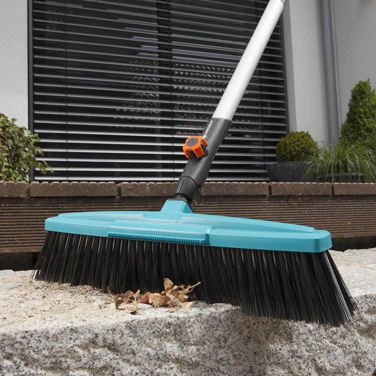 Gardena gatekost med arbeidsbredde 45 cm. høykvalitetsbust av polypropylen, passer til alle GARDENA combisystem-skaft